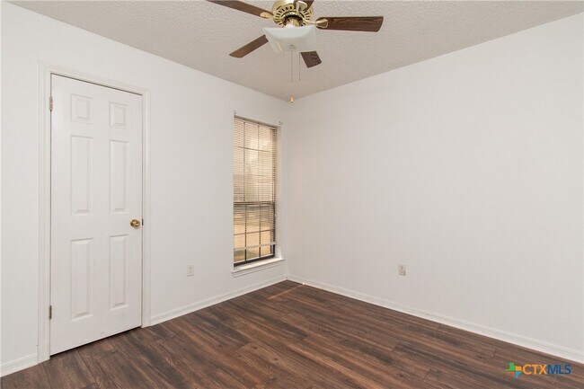 Building Photo - 214 Appaloosa Dr