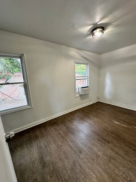 Building Photo - 1643 E Woodland Ave