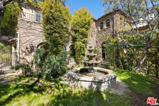 Building Photo - 3300 N Knoll Dr