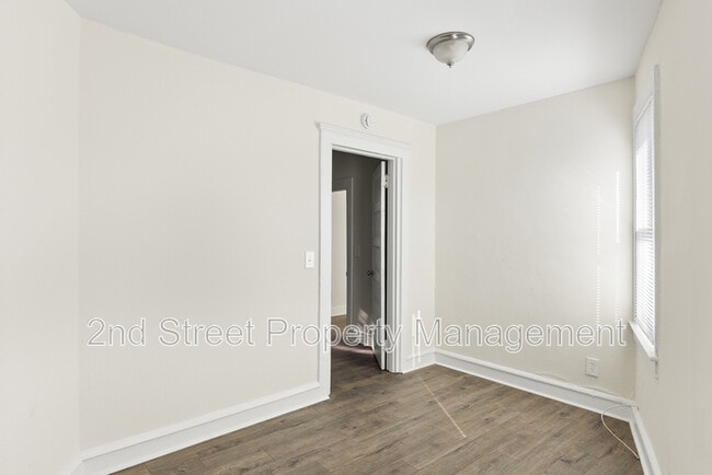 Building Photo - 701 N Warwick Rd