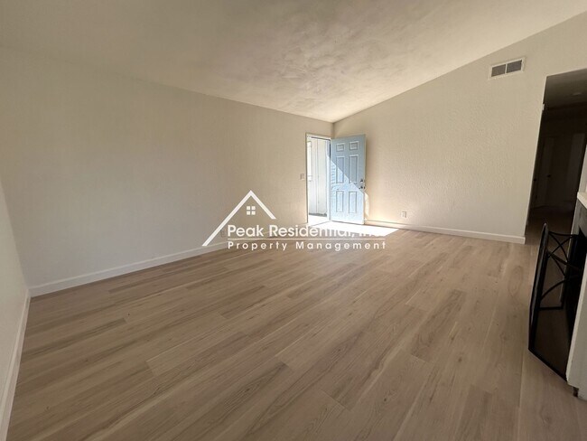 Building Photo - Great Location 3bd/2ba Duplex in Citrus Heights!