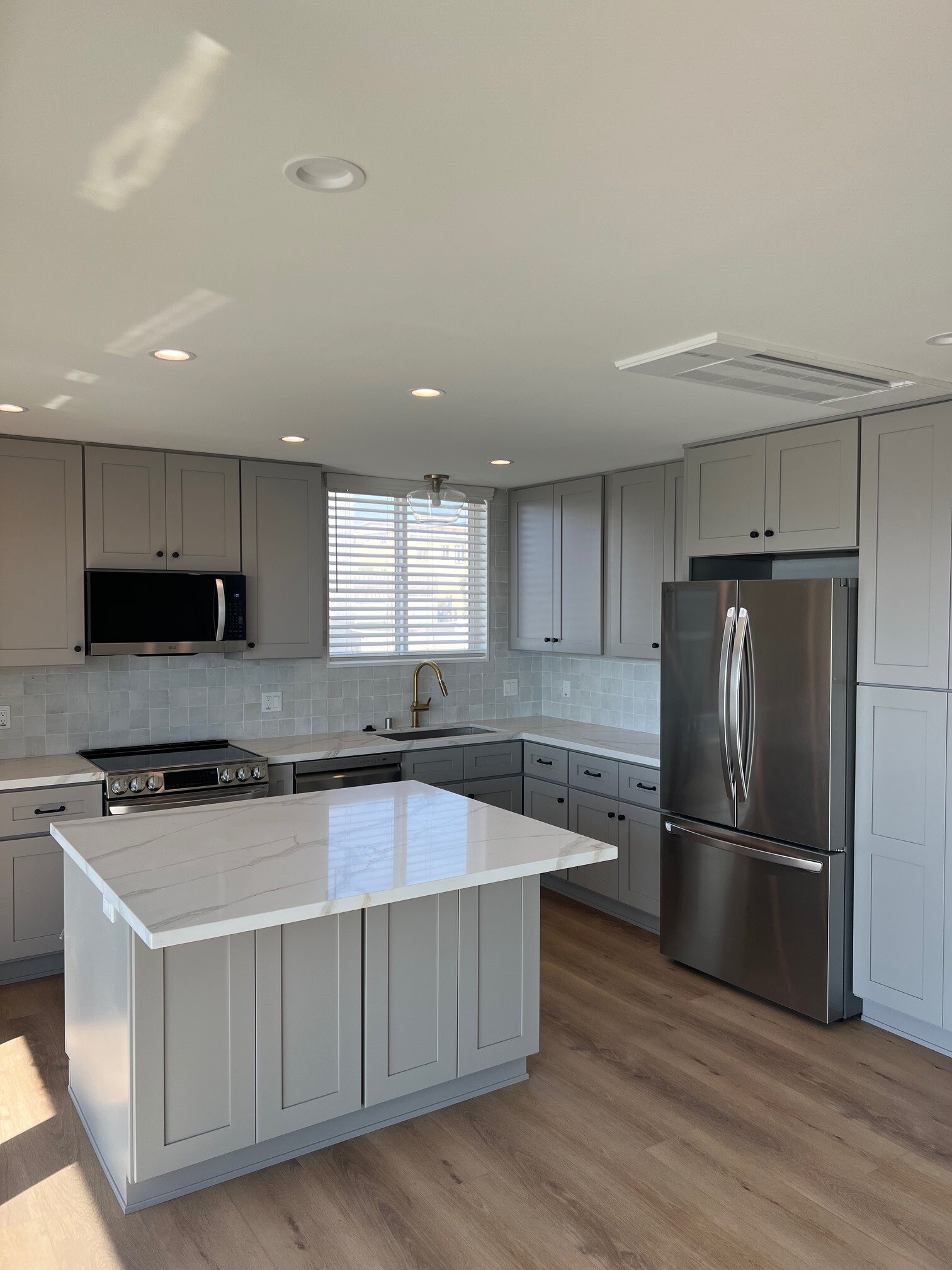 Kitchen - 919 Bayview Dr