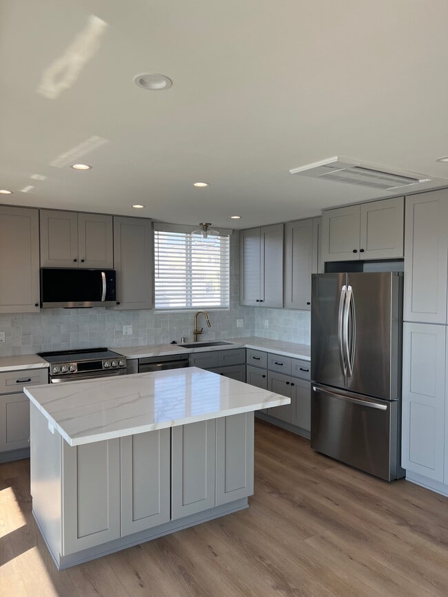 Kitchen - 919 Bayview Dr