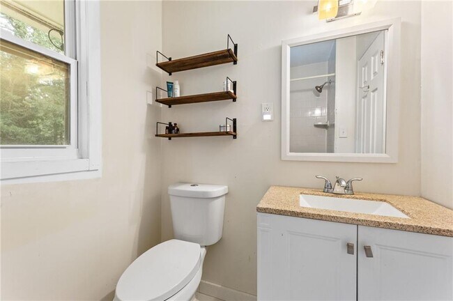 Building Photo - 551 Lyle Dr SE