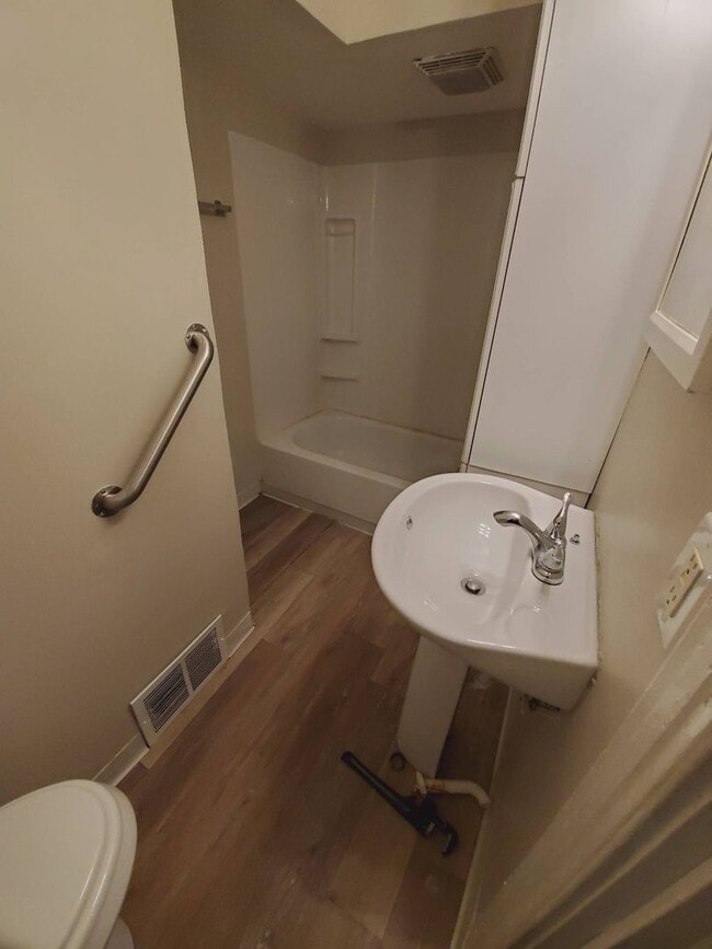 Building Photo - Ginormous 6 Bed Single Family Home | Main Level Laundry | Appliances Included | Rear Deck & Front...