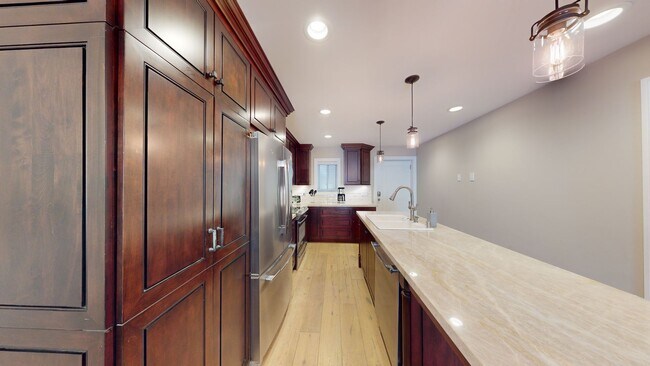 Building Photo - Great Location | Fully Furnished | Pool