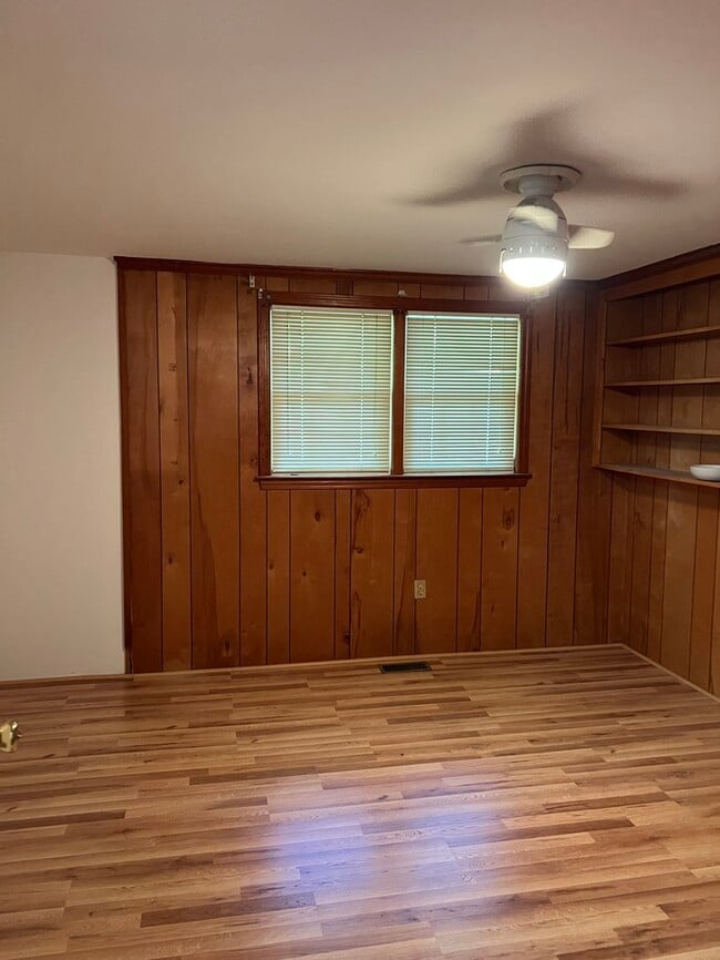 Building Photo - 217 Peony Ln