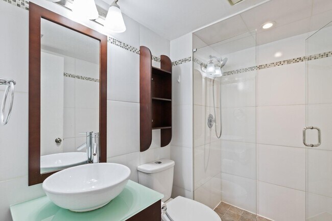 Building Photo - 5040 Rose Hill Dr