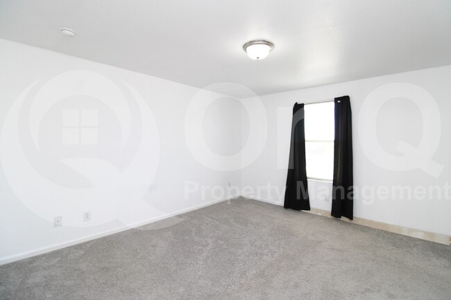 Building Photo - 822 N Navajo Ln