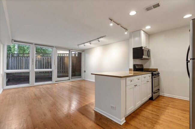 Building Photo - 2122 N Lincoln Ave