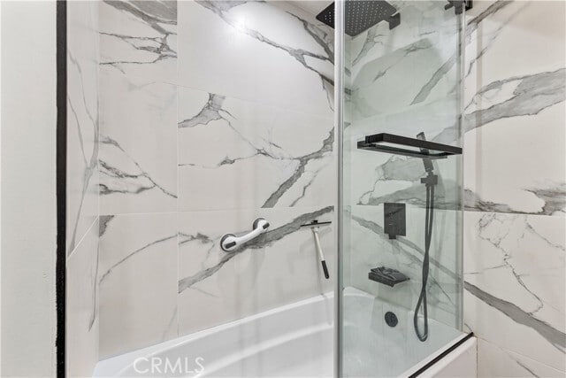 Building Photo - 818 N Doheny Dr