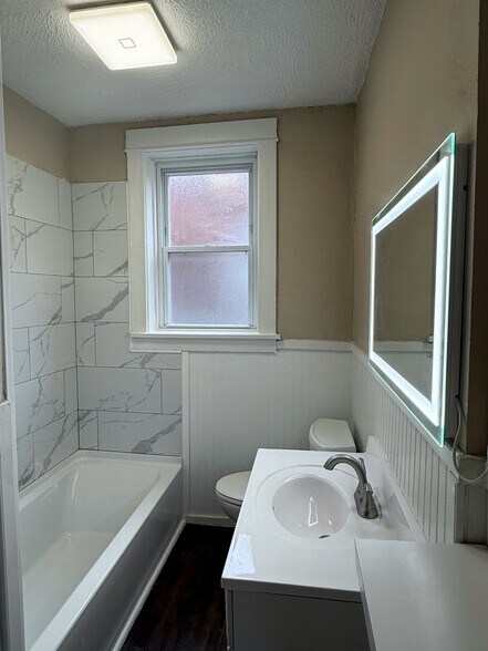 Building Photo - 1324 McCausland Ave
