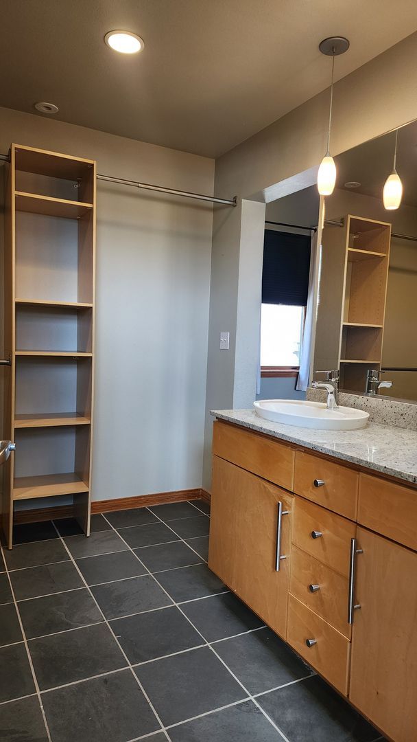 Building Photo - Corner Townhouse in Downtown Tacoma with A...