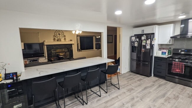 Building Photo - Mountain Living / Easy Commute Location