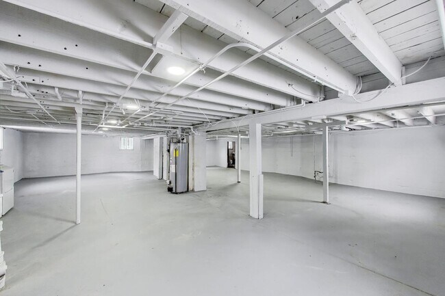 Building Photo - 1638 Oakwood Ave