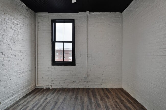 Building Photo - 370 S Washington Ave