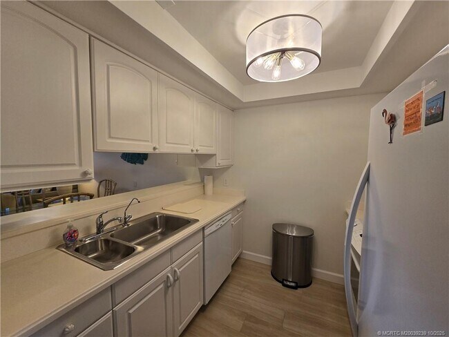 Building Photo - 484 NE Plantation Rd