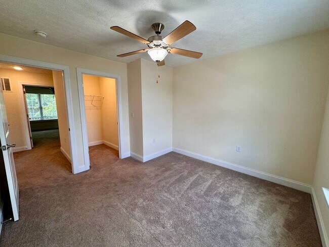 Building Photo - Townhouse for Rent in Spring Oaks!