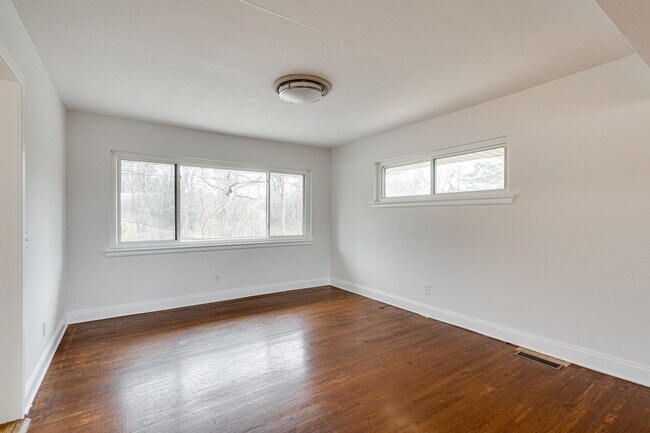 Building Photo - Three Bedroom Two Bathroom House For Rent