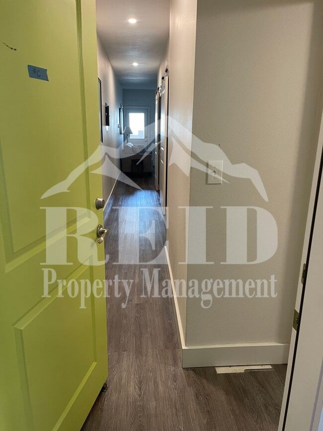 Building Photo - FURNISHED 1 BEDROOM 1 BATH APARTMENT  - BREMERTON