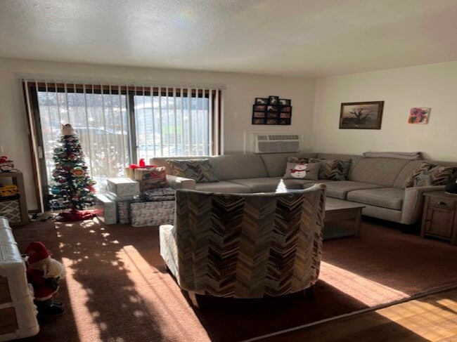 Building Photo - 305 S Walnut St