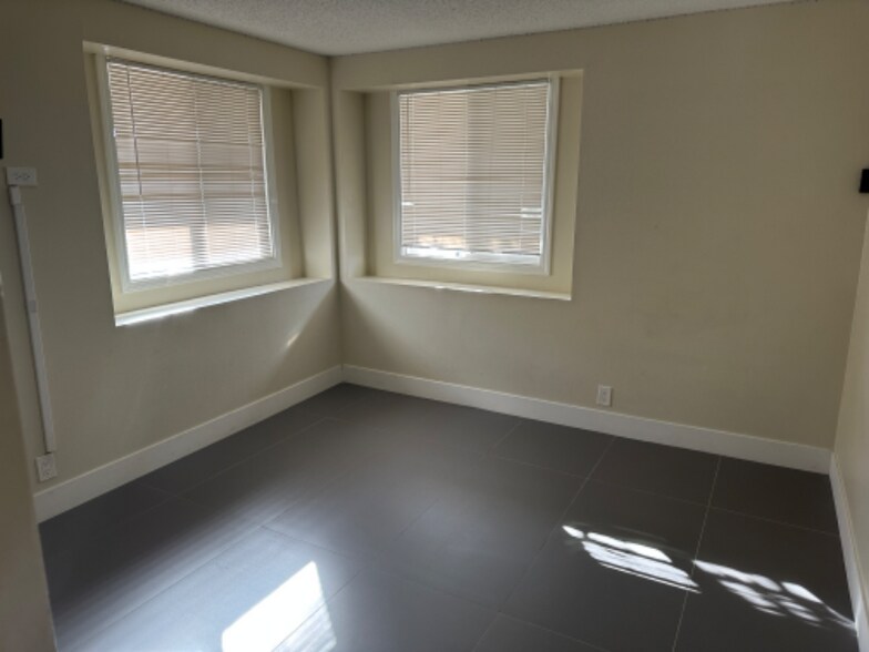 Building Photo - 704 Mc Dermit St