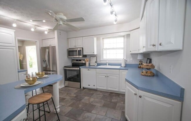 Building Photo - Spacious 4 bedroom, 3 bath Rancher