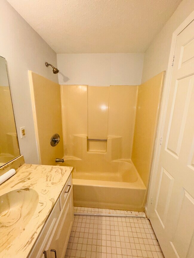 Master Bed Ensuite Bath - 255 North Rd
