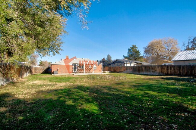 Building Photo - 860 Vics Rd