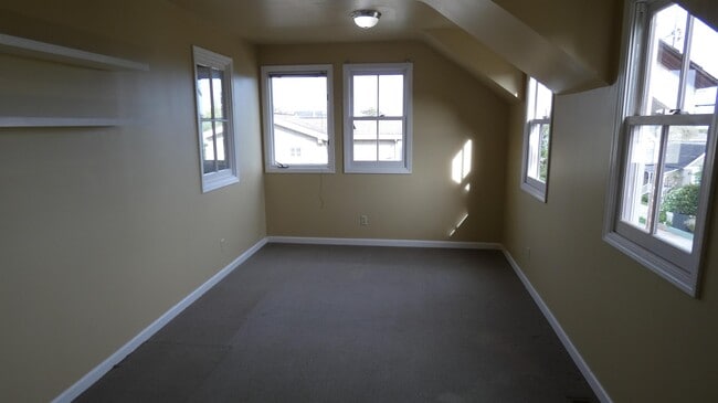 Building Photo - 516 9th St