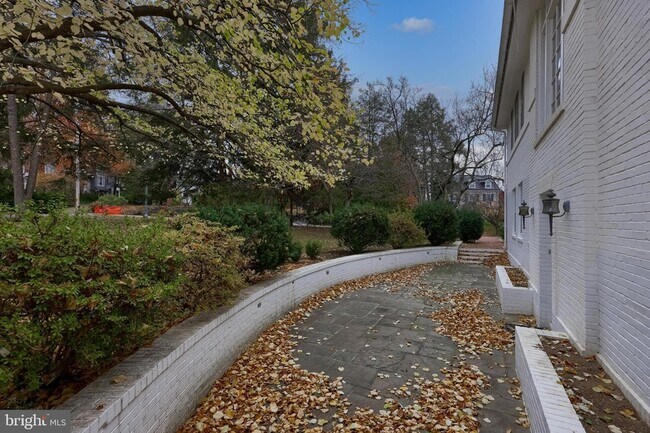 Building Photo - 226 E Caracas Ave