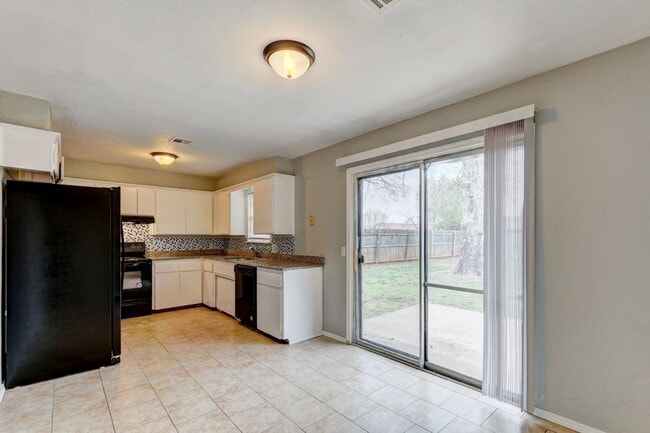 Building Photo - 347 W Cedar Dr