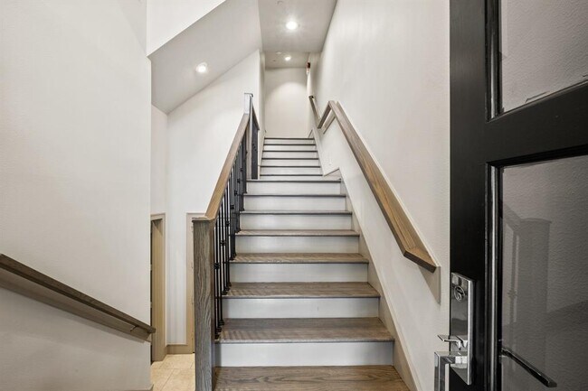 Building Photo - 1405 Lake Pointe Pkwy
