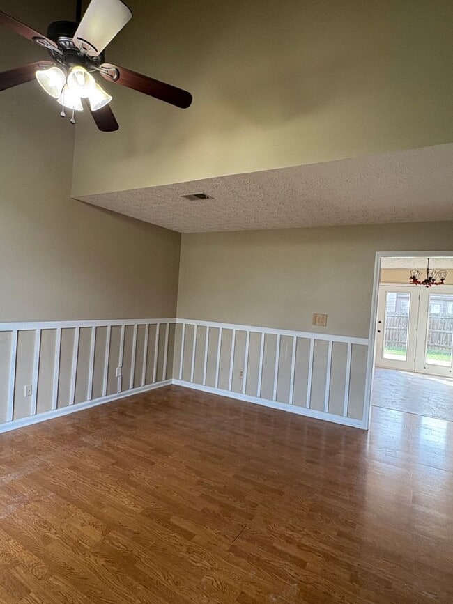 Building Photo - WOW! 3 bedroom/2 bath with garage.