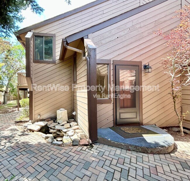 Building Photo - 875 N Gossett Pl