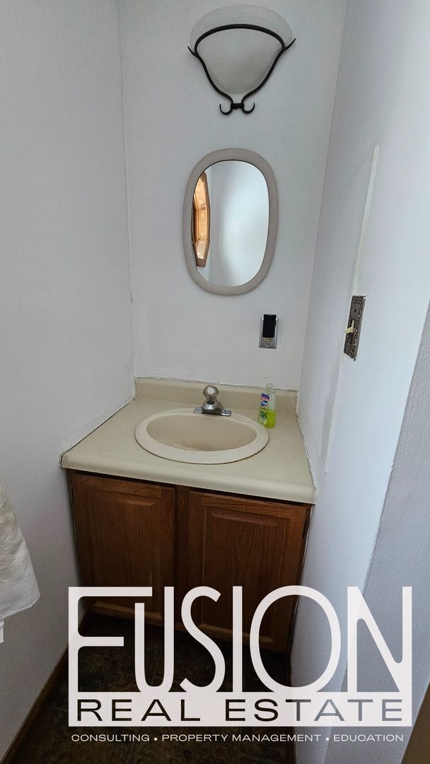 Building Photo - ONE Private Room with ALL Utilities Included in Prime Burlington Location