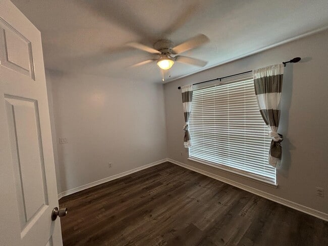 Building Photo - 1229 Northview Dr