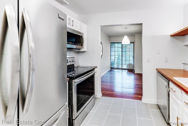 Building Photo - 1631 S Hill Blvd