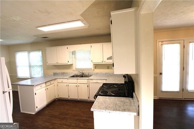 Building Photo - 2320 Ridgedale Dr SW