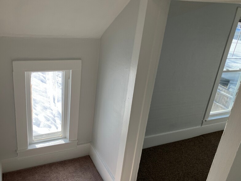 Building Photo - 327 5th Ave