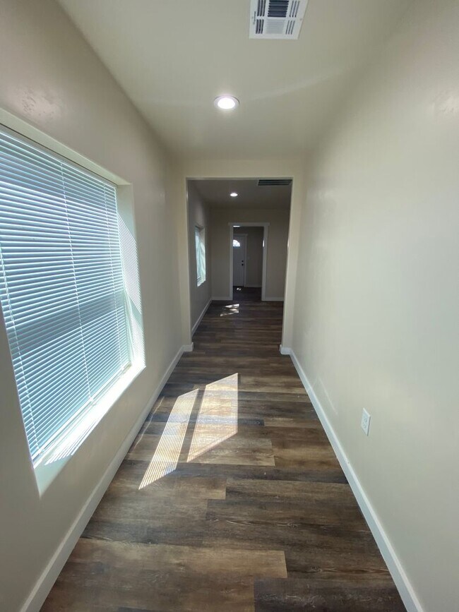 Building Photo - Gorgeous 2 Bedroom/1 Bathroom Home