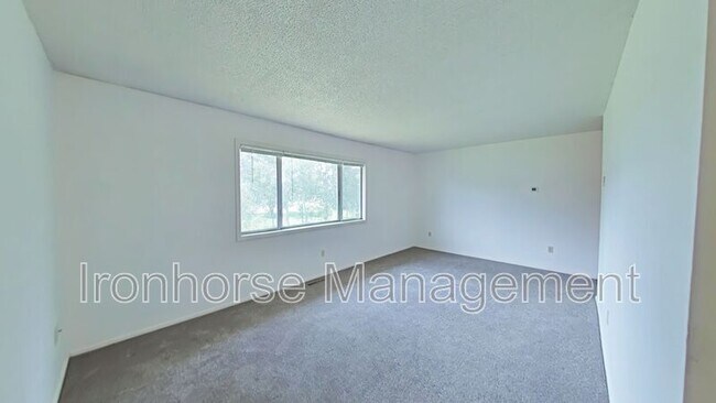 Building Photo - 411 N 16th Ave