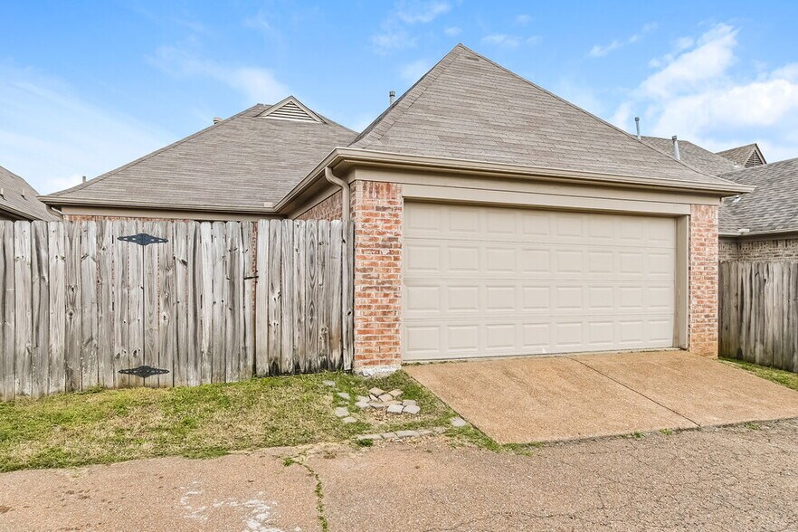 Building Photo - 10253 Evening Hill Dr