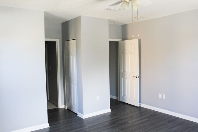 Building Photo - Resort Style Living