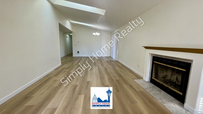 Building Photo - MOVE-IN READY LUXURY RENTAL - Beautifully Renovated 3 Bedroom, 2 Bathroom Duplex in Quiet Cul-de-...