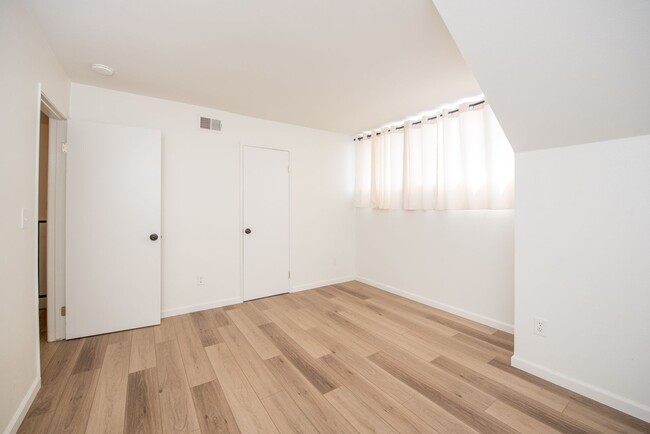 Building Photo - Remodeled Townhome