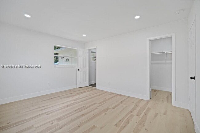 Building Photo - 1523 NE 148th St