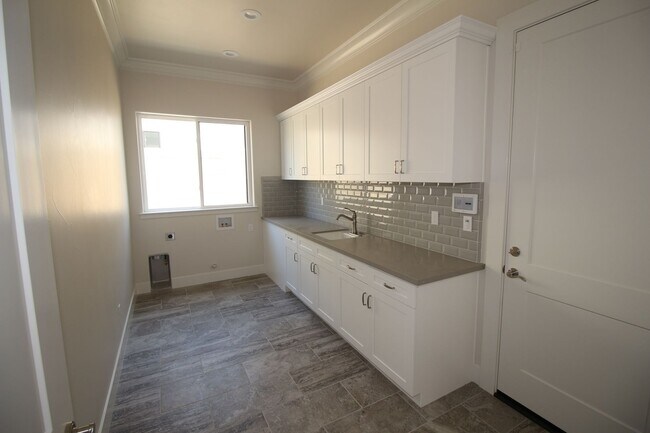 Building Photo - 2104 E Las Palmas Dr