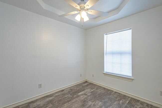 Building Photo - 1000 Ranchway Dr
