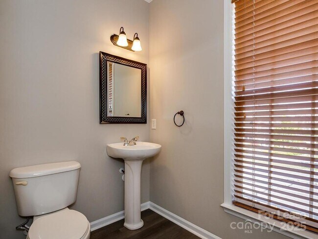 Building Photo - 14930 Ballantyne Village Way